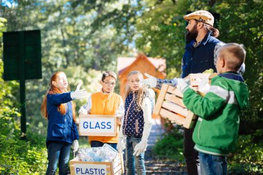 Sakallı bir adam konuşmak güzel genç kız