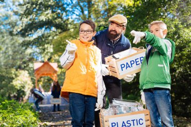Çok iyi çocuklar kendi elleriyle işaret