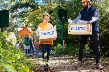 Hoş iyi yakışıklı çocuk elinde bir kutu kağıt için