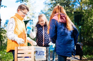Güzel pozitif çocuk birlikte takım içinde çalışma