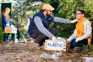 Çocuklar omuz tutan güzel neşeli adam