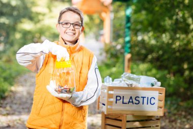 Bir şişe ile süt Holding'in neşeli pozitif çocuk
