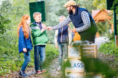 Çok mutlu güzel sarışın çocuk madalya alma