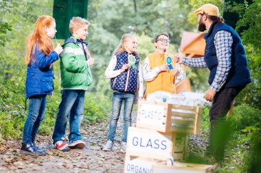 Ok işaretiyle gösterilen olumlu sakallı adam