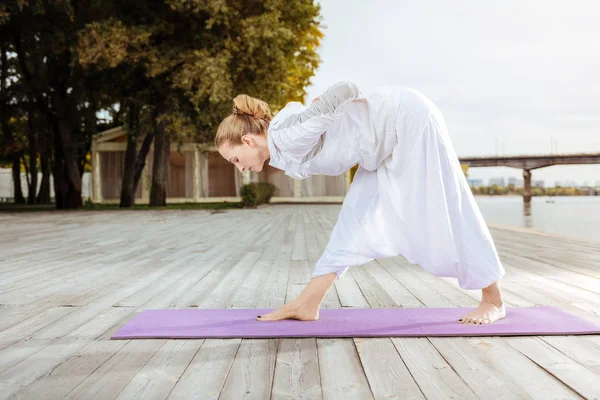 Kadının kasları güçlendirilmesi için yoga egzersizleri yapması