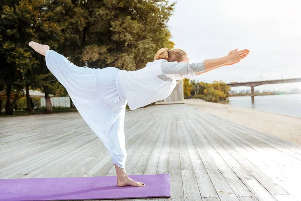 Denge yoga açık pratik tutmak kadın