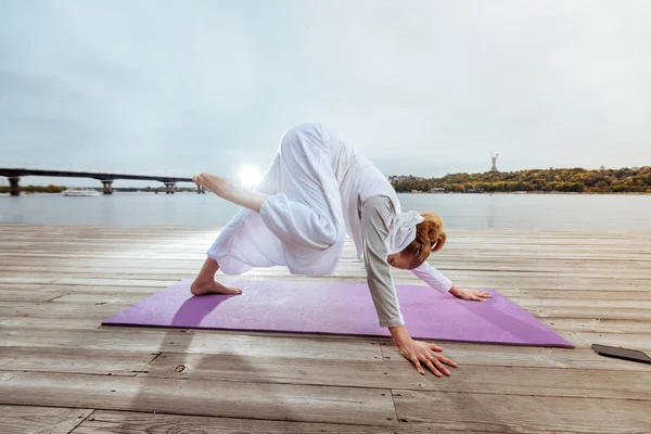 Sabah exercies yaparken Yoga pratik kadın poz veriyor