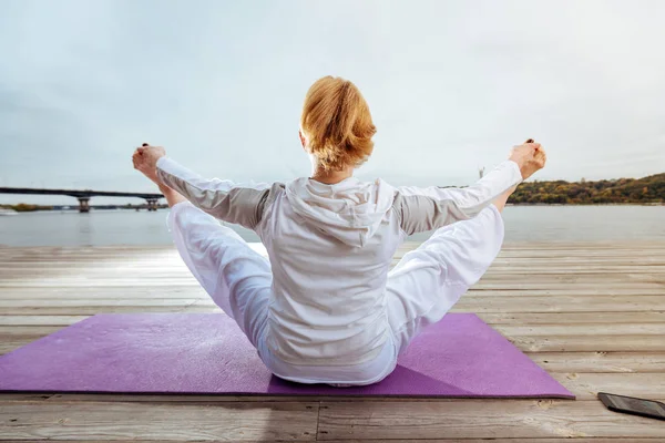 Yogistin Die Frau Dehnt Ihre Muskeln Beim Yoga — Stockfoto