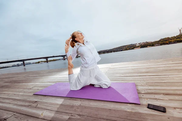 One-Legged Kral güvercin yoga Pose oturan kadın