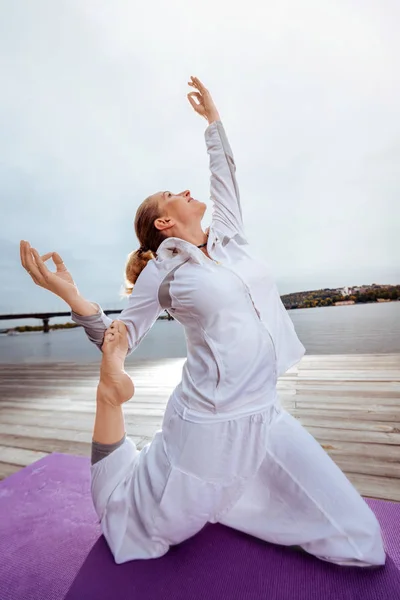 여성 yogist 아침에 asanas 연습 집중 — 스톡 사진