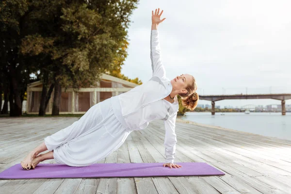 Mujer joven de pie en Side Plank yoga Pose — Foto de Stock