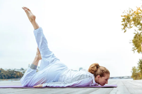 Entspannte junge Frau übt leicht Yoga-Posen — Stockfoto