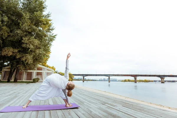 Üçgen dönüyordu yoga poz duran kadın