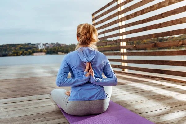 Onun arkasından onun avuç içi katlanır esnek kadın