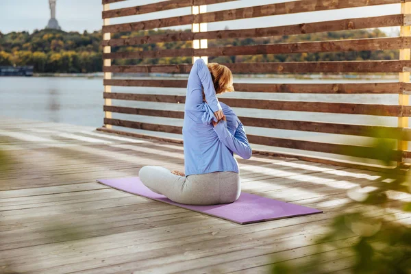 Yoga yaparken sırt kasları germe esnek kadın