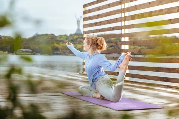 Sabah egzersiz yaptıktan sonra kasları germe kadın