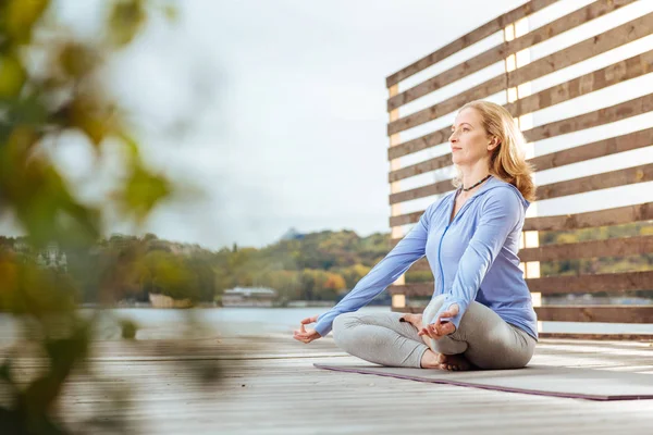 Женщина избавляется от стресса, практикуя медитацию — стоковое фото