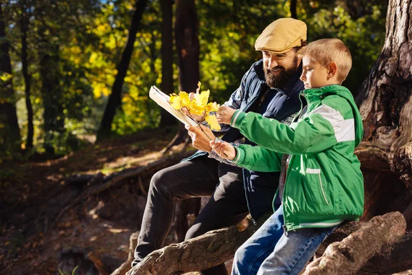 Akıllı sevimli çocuk babasının yanında olmak