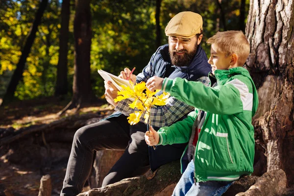 Mutluluk pozitif sakallı adam oğluna yardım
