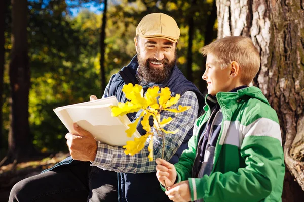 Positivo bel padre e figlio studiare botanica — Foto Stock