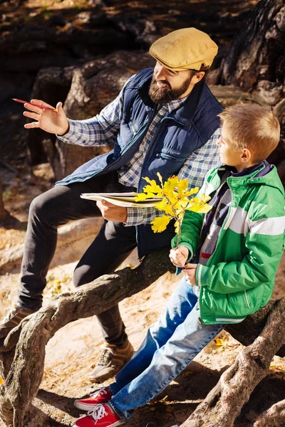 Encantado buen hombre hablando con su hijo — Foto de Stock