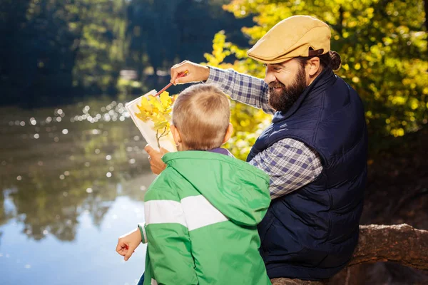 Neşeli iyi adam bir şube çizmek nasıl gösteren