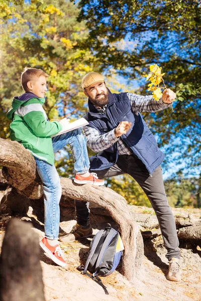 Alegre hombre encantado señalando la rama del árbol —  Fotos de Stock