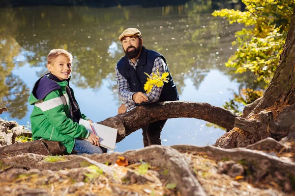 Ευτυχισμένος ωραία πατέρας και γιος έχοντας ένα δάσος με τα πόδια — Φωτογραφία Αρχείου