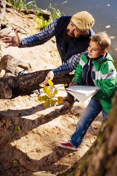 Pozitif akıllı bir adam ve onun öğrencisi doğa keşfetmek