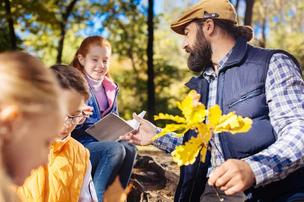 Güzel pozitif man onun öğrencisi notlar arıyorum