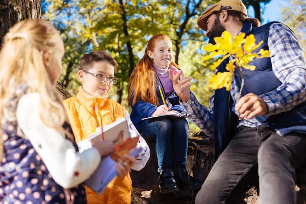 Neugierige Kinder hören ihrem Lehrer zu — Stockfoto