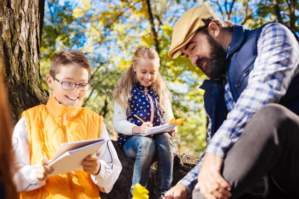 Bambini gioiosi e simpatici che guardano i loro appunti — Foto Stock