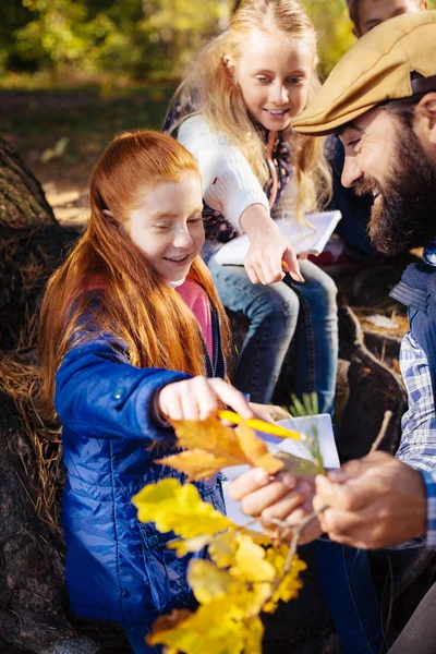 Güzel kırmızı saçlı kız çok heyecanlı hissediyorum