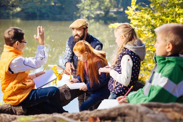 Elini kadar yükselterek olumlu akıllı çocuk