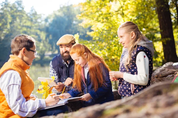 Positivo bello intelligente bambini esplorare foresta insieme — Foto Stock