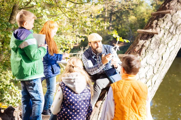 Netter freundlicher Mann mit einem Windmühlenmodell — Stockfoto