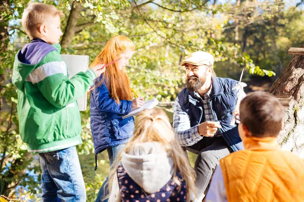 Genç çocuklar konuşmaya neşeli sakallı adam