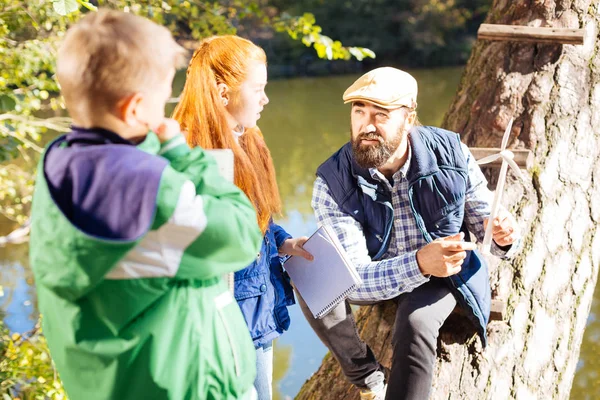 Inteligentes curiosos niños agradables preguntando sobre molinos de viento — Foto de Stock