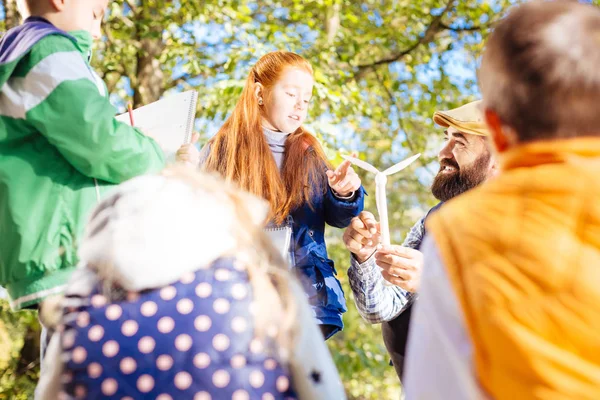 Güzel kırmızı saçlı kız bir yel değirmeni modeli dokunmadan