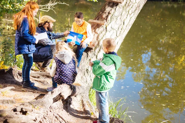 Niños alegres e inteligentes discutiendo juntos el calentamiento global — Foto de Stock