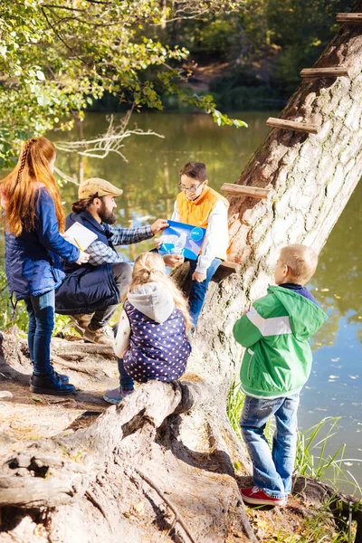 Kutup ayıları hakkında konuşan olumlu akıllı çocuk