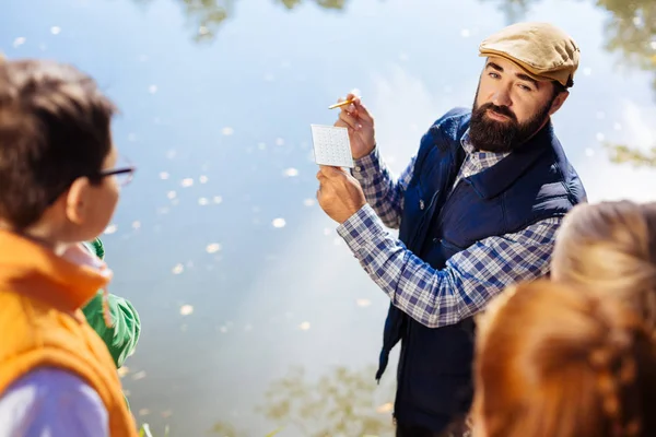 Göl kenarında duran güzel sakallı adam