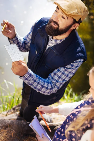 Vista superior de un hombre barbudo inteligente agradable —  Fotos de Stock