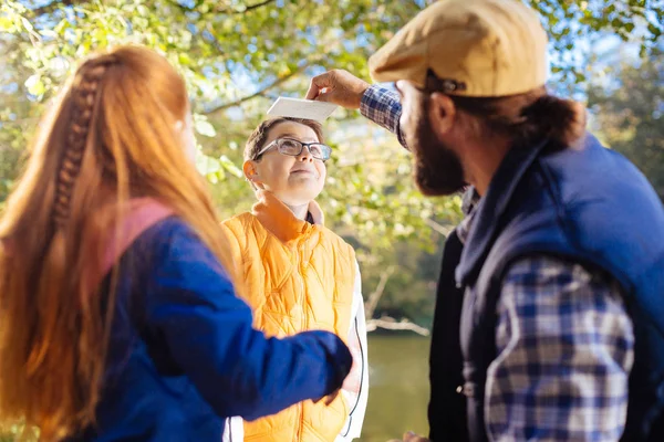 Pozitif sevimli çocuk başını gidiyor