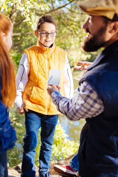 Biyoloji öğretmeni dinlerken neşeli iyi çocuk