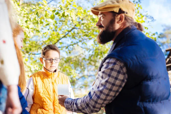 Ciddi iyi çocuk öğretmenini önünde duran