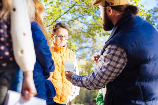 Yeni çevre teknolojileri hakkında açıklayan güzel akıllı adam
