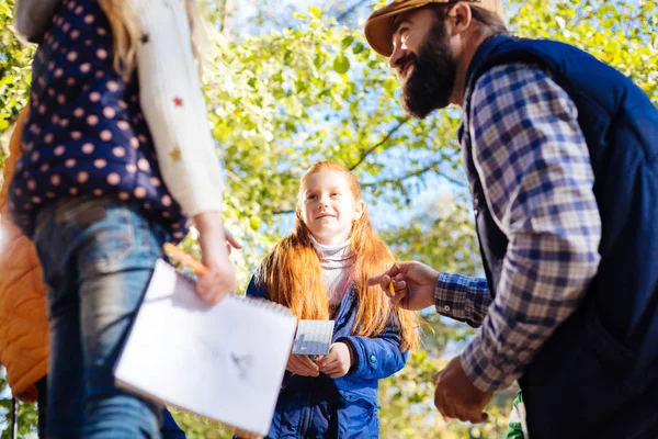 Neşeli güzel çocuklar birbirleri ile etkileşim