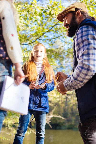 Güzel güzel kız onun sınıf arkadaşı arıyorum
