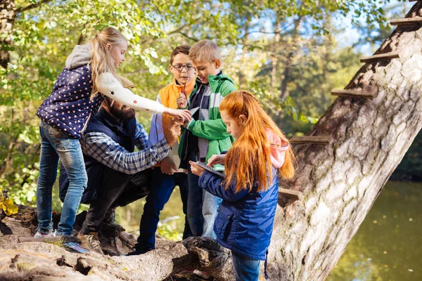 Göl kenarında duran meraklı güzel çocuk
